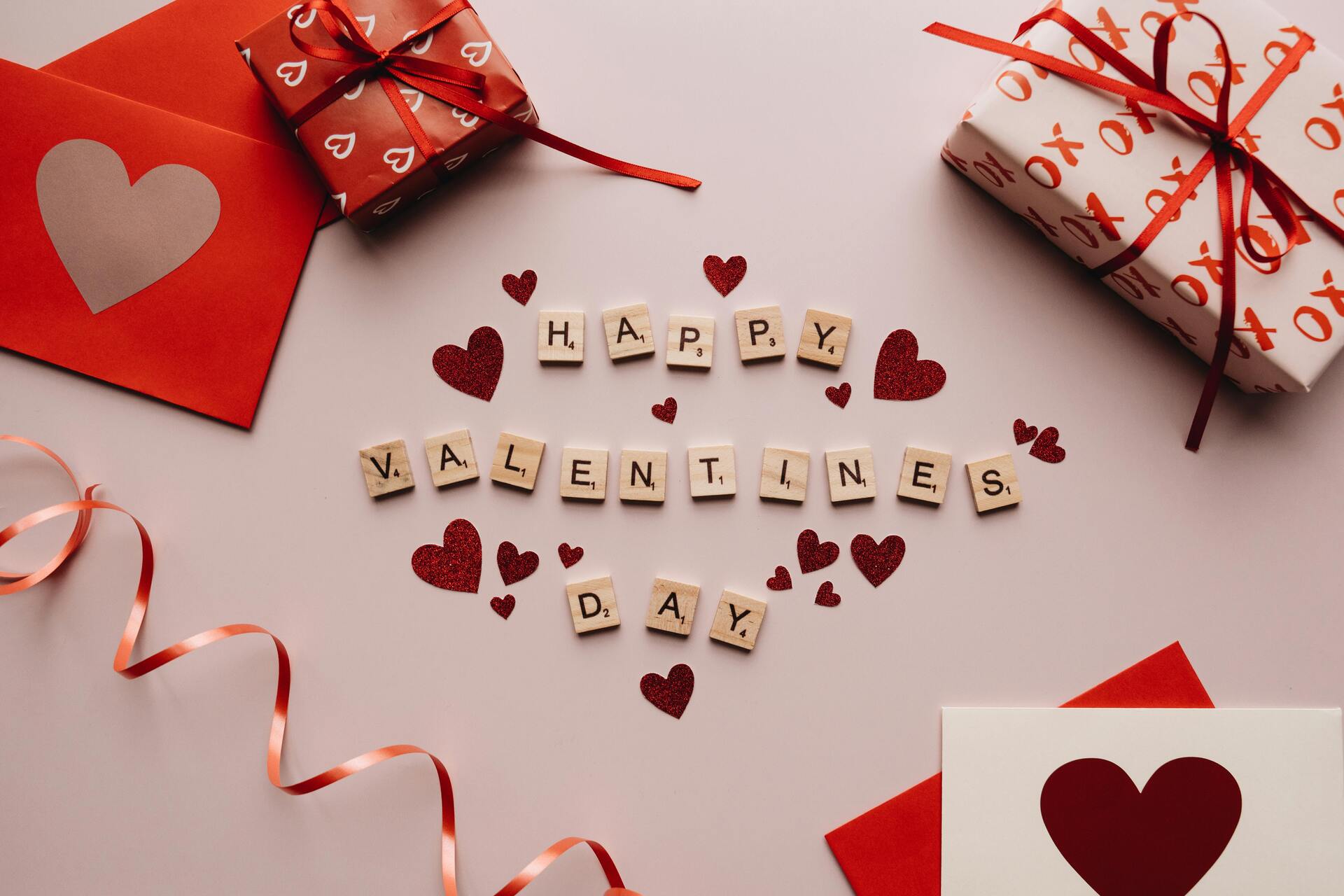 Regalo San Valentino 2025 in base al segno zodiacale Scritta Happy Valentine's day con le tessere di Scarabeo con Regalo San Valentino 2025 in base al segno zodiacale